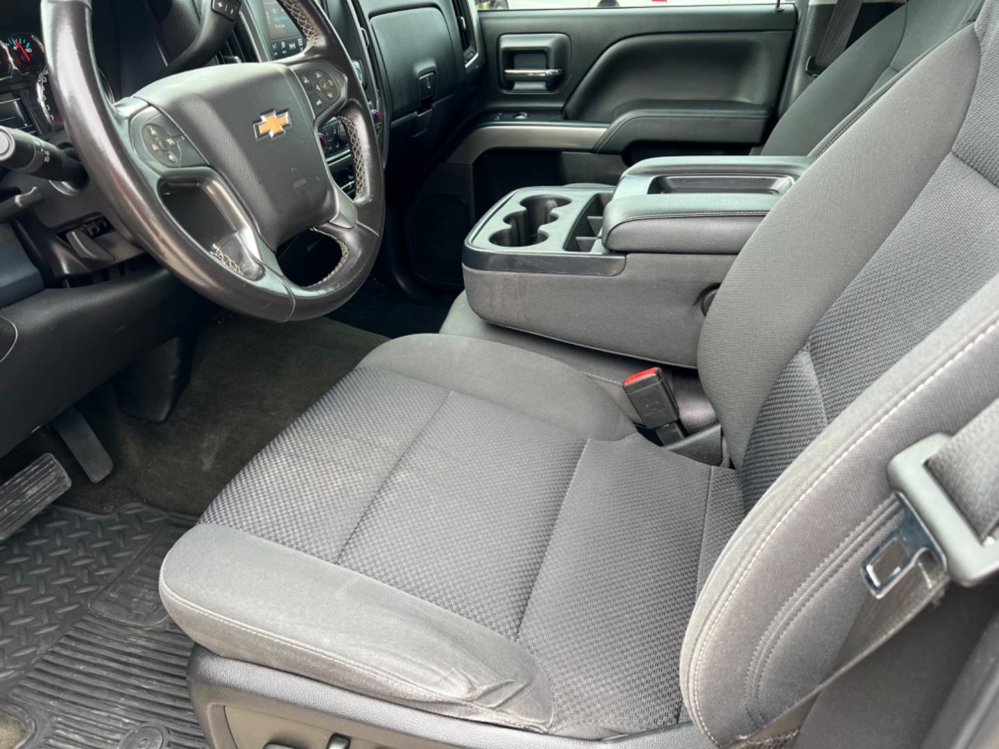 2018 White /Gray Chevrolet Silverado 1500 LT (3GCUKREC2JG) with an 5.3L V8 engine, Automatic transmission, located at 4520 Airline Hwy, Baton Rouge, LA, 70805, (225) 357-1497, 30.509325, -91.145432 - 2018 Chevrolet Silverado Crew Cab LT 4X4 5.3 V8 Gas, 142K Miles, Power Windows, Locks & Mirrors, Cold A/C, Transmission Has 12 Month Warranty, Tow Pkg, Good Tires. FOR INFO PLEASE CONTACT JEFF AT 225 357-1497 CHECK OUT OUR A+ RATING WITH THE BETTER BUSINESS BUREAU WE HAVE BEEN A FAMILY OWNED AND OPE - Photo#9